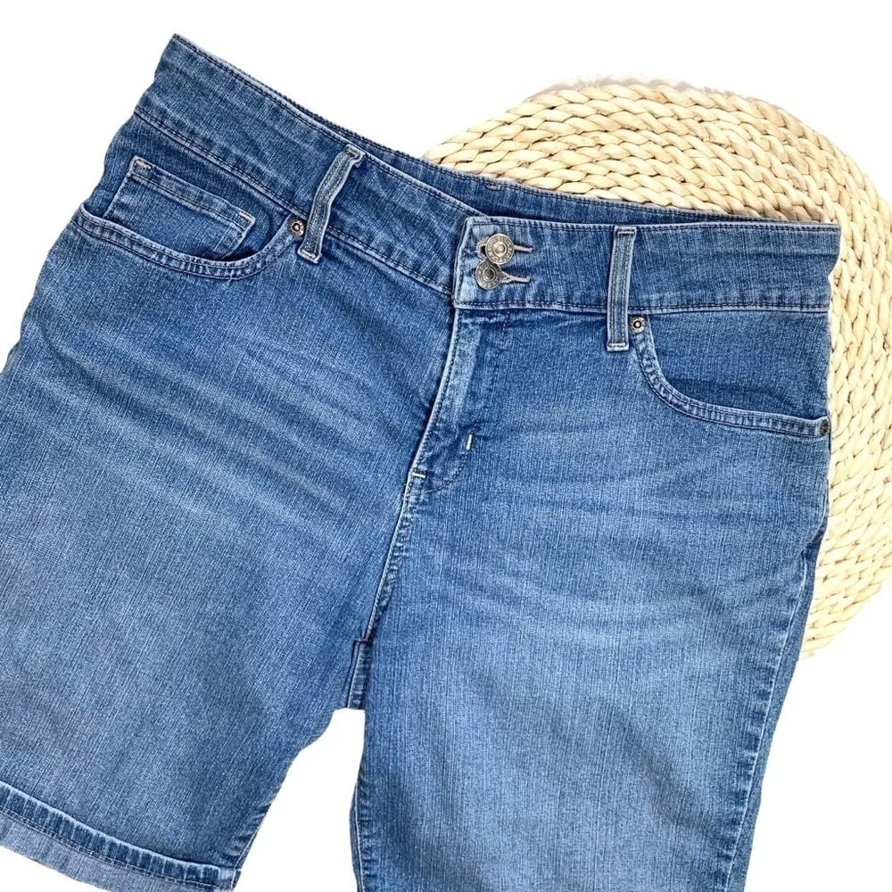 Levi's Signature Medium Wash Blue Jean Shorts Size 30